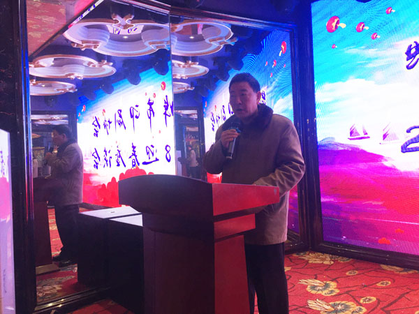 蚌埠市印刷协会秘书长骆小伟正在座谈会上作报告