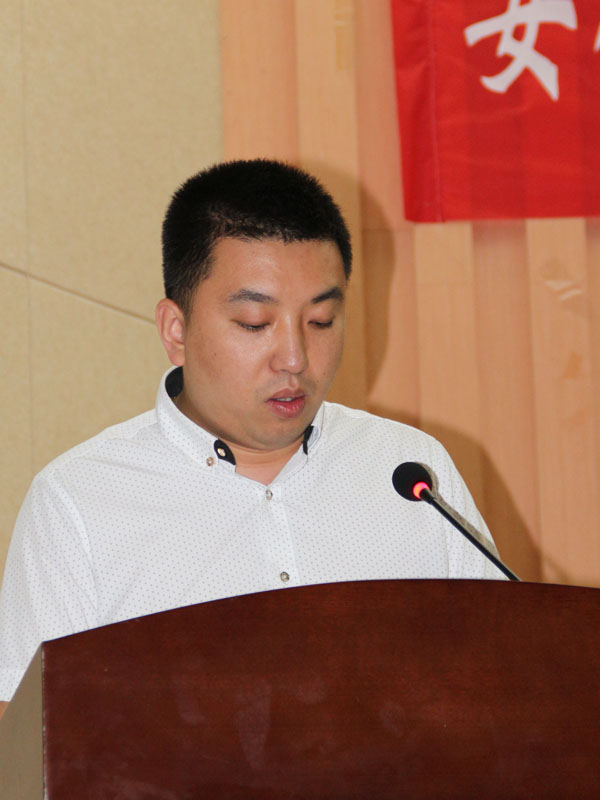 泰兴广力机械厂总经理徐超正在向与会人员介绍该厂研发的新环保设备情况