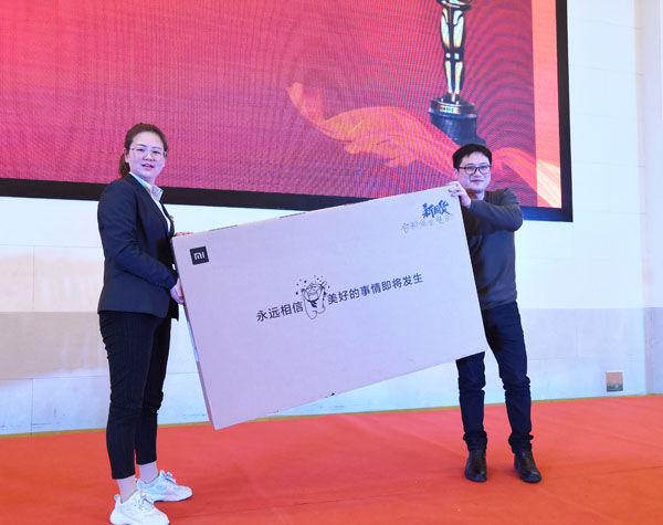 合和纸业安徽负责人张玲（左）与大奖获得者台上合影
