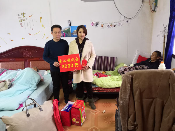 杨白林夫妇双双卧病在床，其一双儿女代为接受慰问金和慰问物品
