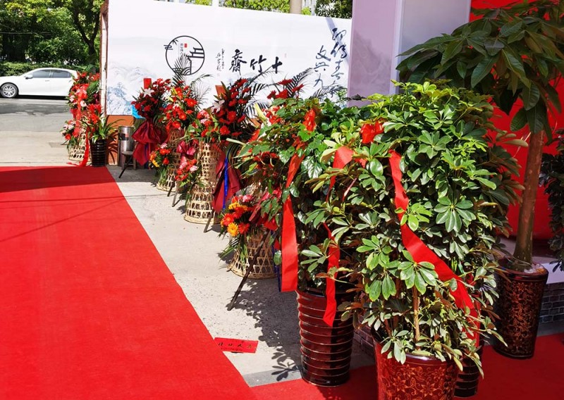 鲜花、绿植、彩花篮，大红地毯，将庆典入口装点着喜气洋洋、生气勃勃！