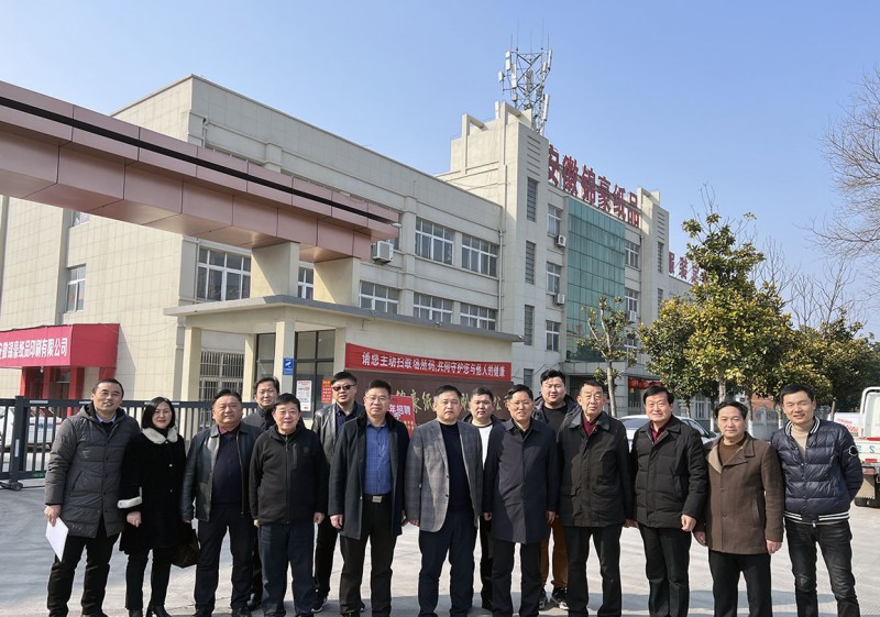 安徽锦豪纸品印刷公司总经理李亮（前排左一）与走访团成员合影